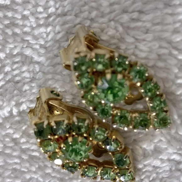 Vintage Gold Tone W Green Gems Clip On  Earrings Costume Jewelry - Picture 5 of 6